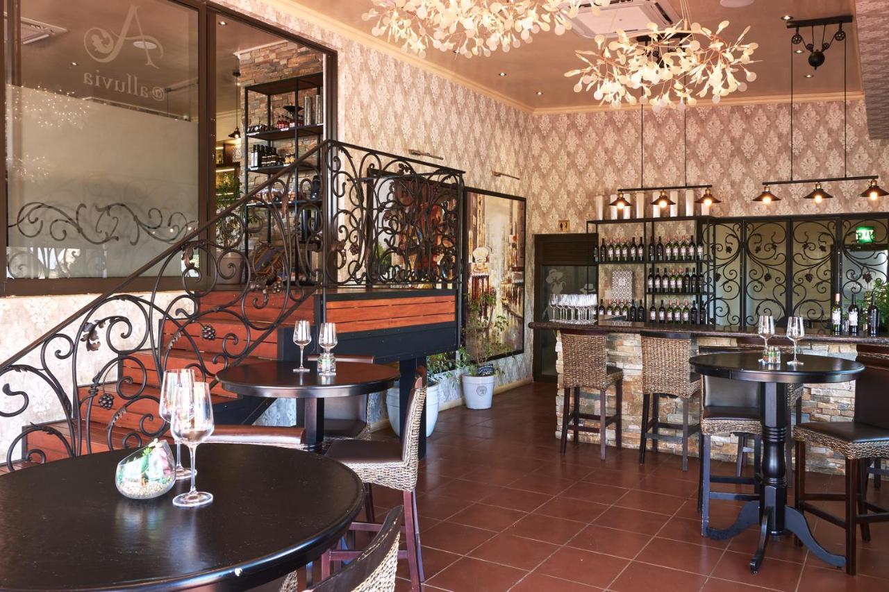 Alluvia Boutique Winery & Luxury Accommodation Stellenbosch Luaran gambar The interior of the wine bar