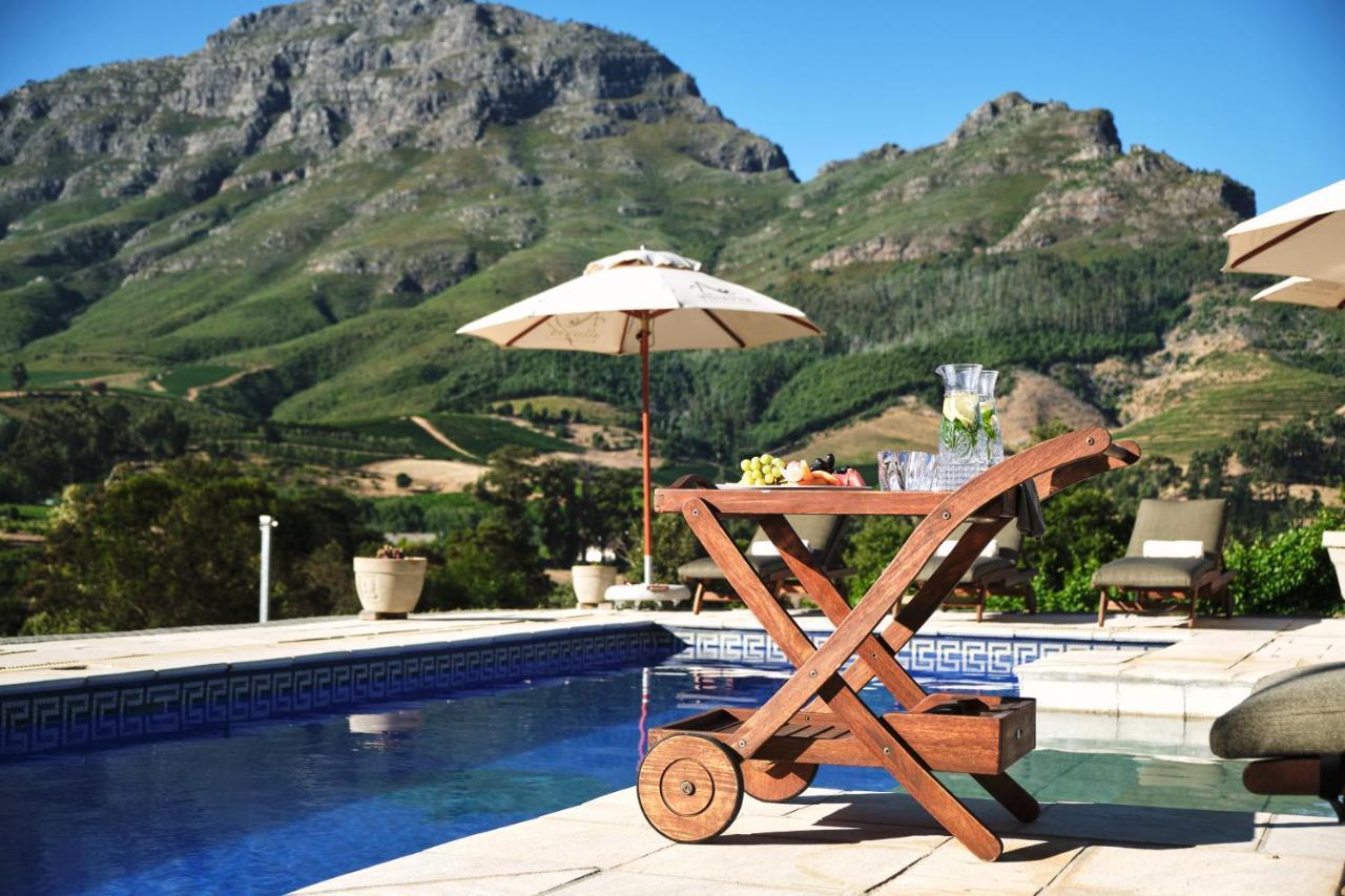 Alluvia Boutique Winery & Luxury Accommodation Stellenbosch Luaran gambar A poolside bar cart