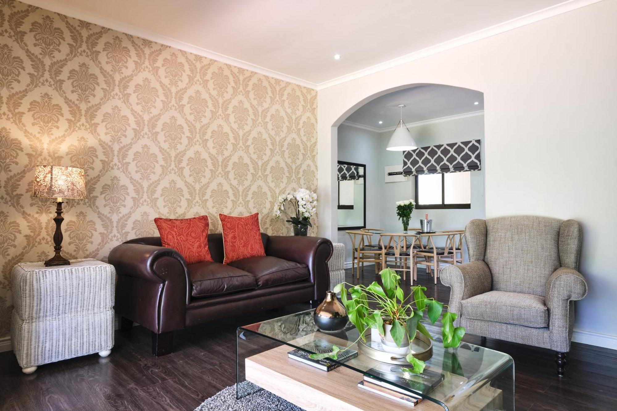 Alluvia Boutique Winery & Luxury Accommodation Stellenbosch Bilik gambar A living room with a couch and two armchairs