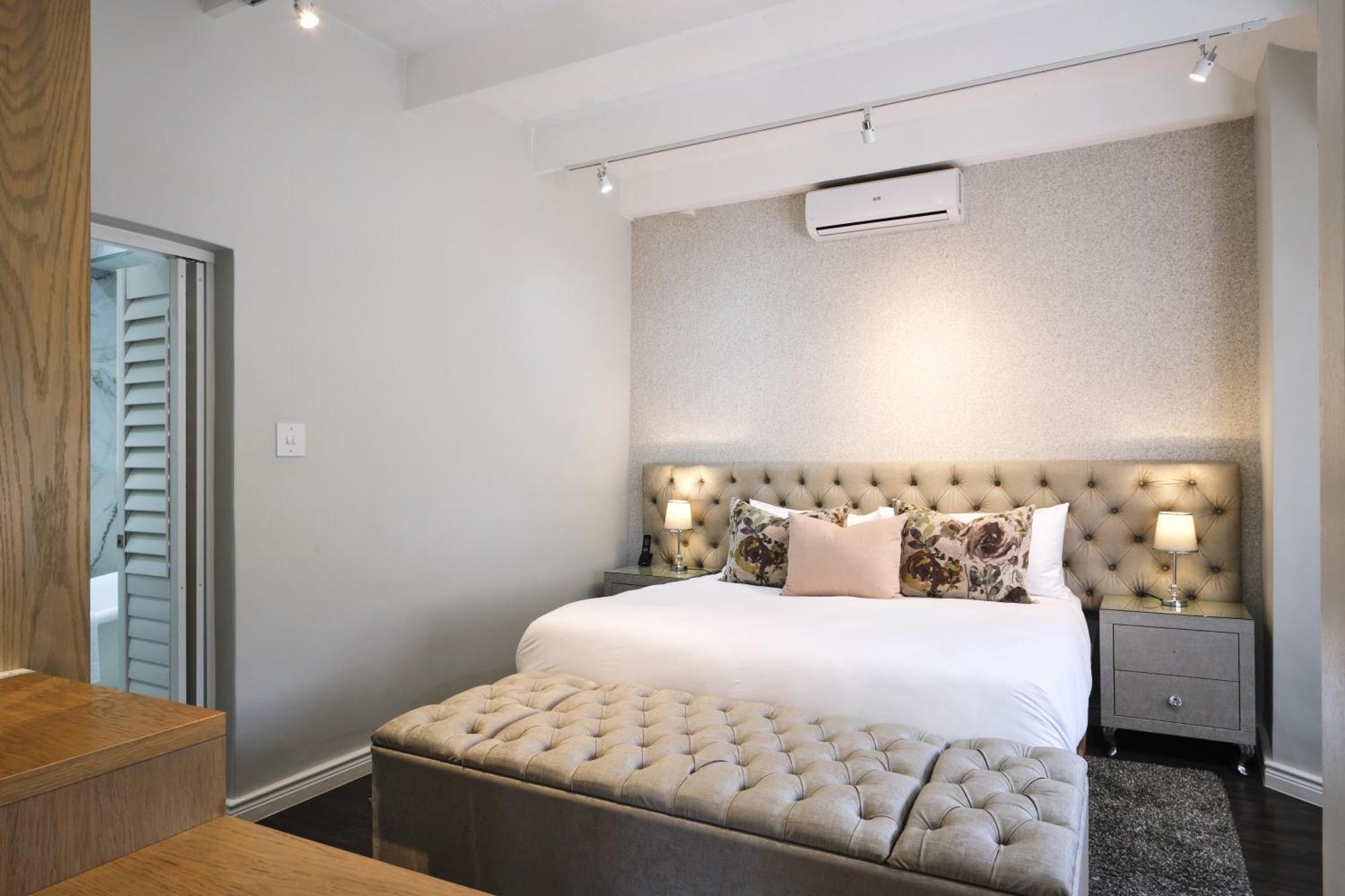 Alluvia Boutique Winery & Luxury Accommodation Stellenbosch Bilik gambar A bedroom at the Cape Heritage