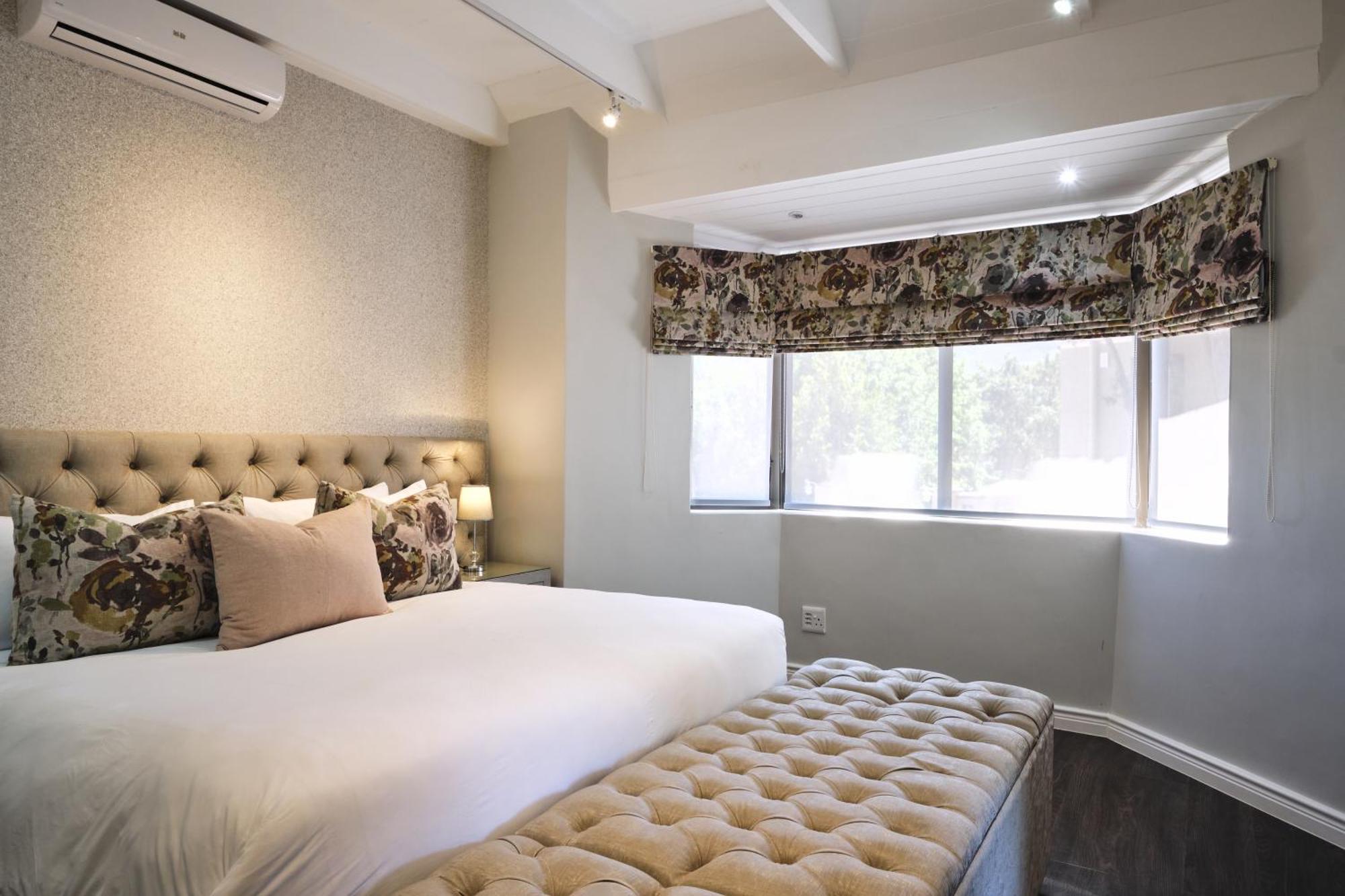 Alluvia Boutique Winery & Luxury Accommodation Stellenbosch Bilik gambar A bedroom with a window valance
