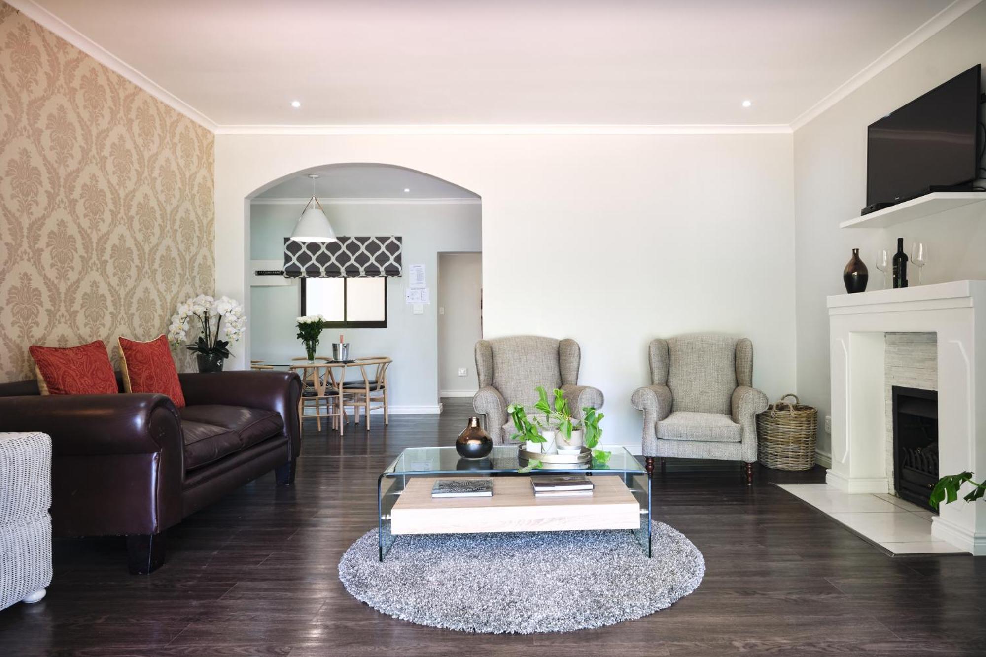 Alluvia Boutique Winery & Luxury Accommodation Stellenbosch Bilik gambar A living room in a house