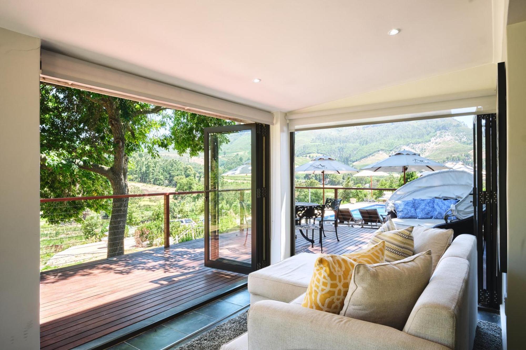 Alluvia Boutique Winery & Luxury Accommodation Stellenbosch Bilik gambar A living room with a view of the vineyard