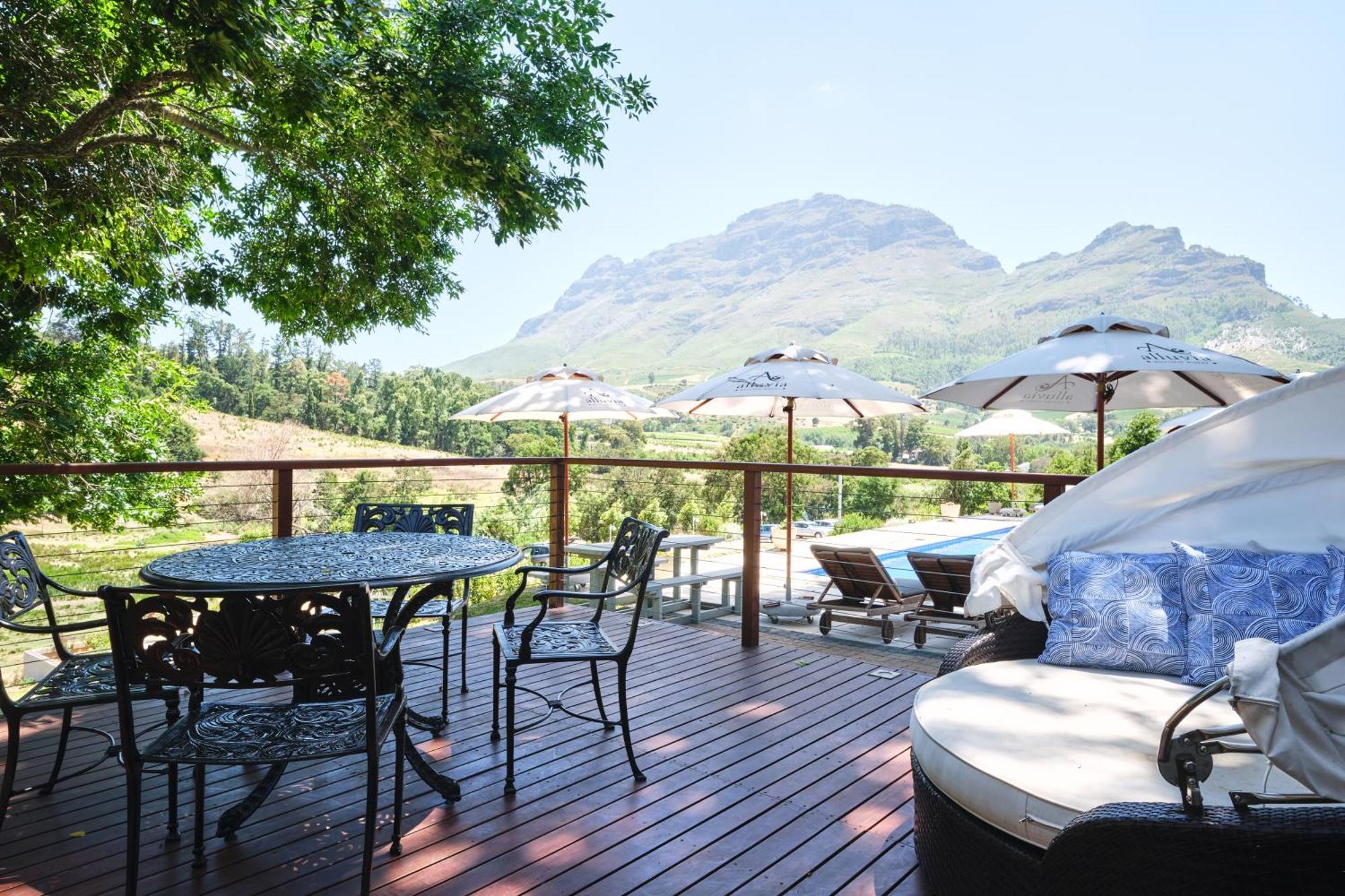 Alluvia Boutique Winery & Luxury Accommodation Stellenbosch Bilik gambar View of the Hot Tub at the Spa at La Motte
