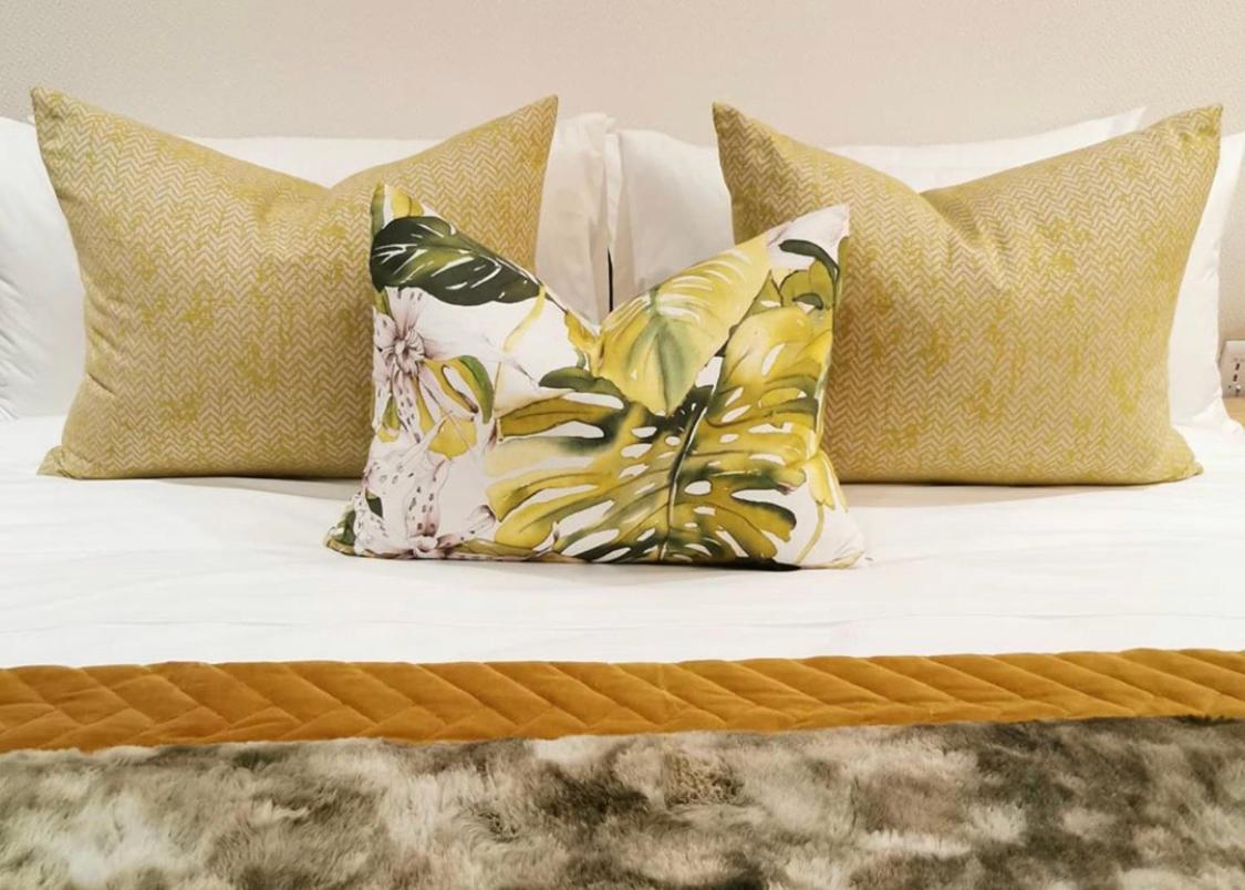 Alluvia Boutique Winery & Luxury Accommodation Stellenbosch Bilik gambar A bed with decorative pillows