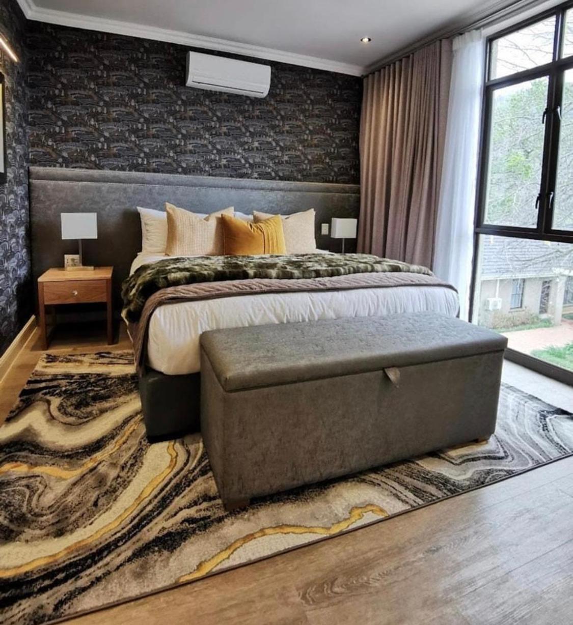 Alluvia Boutique Winery & Luxury Accommodation Stellenbosch Bilik gambar A bedroom with a storage bench